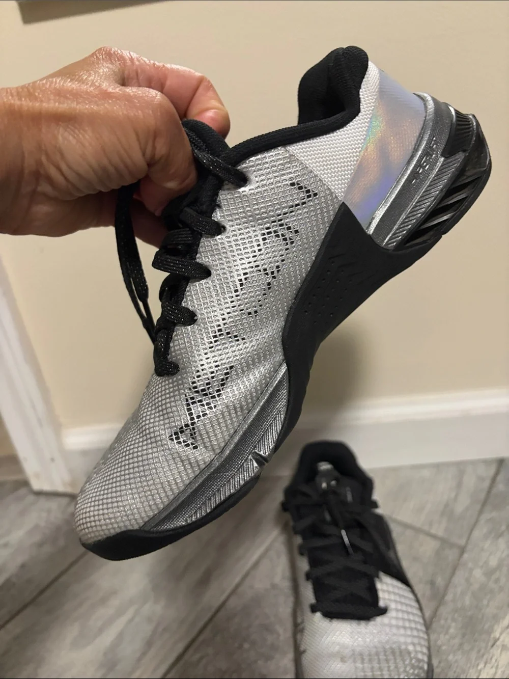 Nike Metcon 8 Premium 'White Black Iridescent' Women's DQ4681-100 US 7